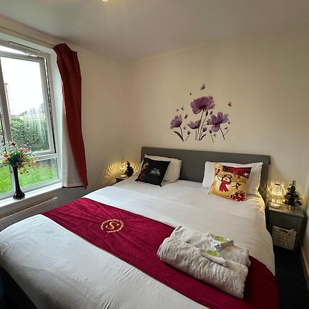 London 2 Bed 2 Bath Apartment Holiday Home - Free Parking - 3Min Walk To The Train Station - 19Min To London Liverpool Street 5Min To Victoria Line 1Gb Broadband Super Fast Internet Ground Floor 100S Of Shops Restaurants Bakeries 24-Hour Asda Superst Exterior foto
