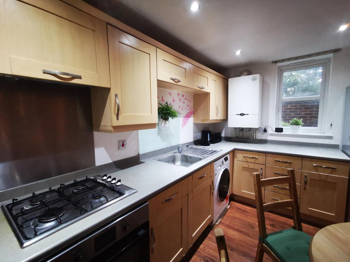 London 2 Bed 2 Bath Apartment Holiday Home - Free Parking - 3Min Walk To The Train Station - 19Min To London Liverpool Street 5Min To Victoria Line 1Gb Broadband Super Fast Internet Ground Floor 100S Of Shops Restaurants Bakeries 24-Hour Asda Superst Exterior foto