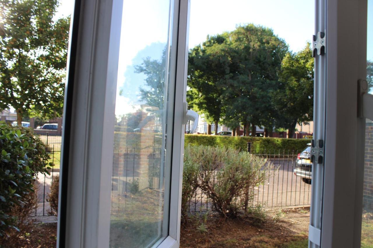 London 2 Bed 2 Bath Apartment Holiday Home - Free Parking - 3Min Walk To The Train Station - 19Min To London Liverpool Street 5Min To Victoria Line 1Gb Broadband Super Fast Internet Ground Floor 100S Of Shops Restaurants Bakeries 24-Hour Asda Superst Exterior foto
