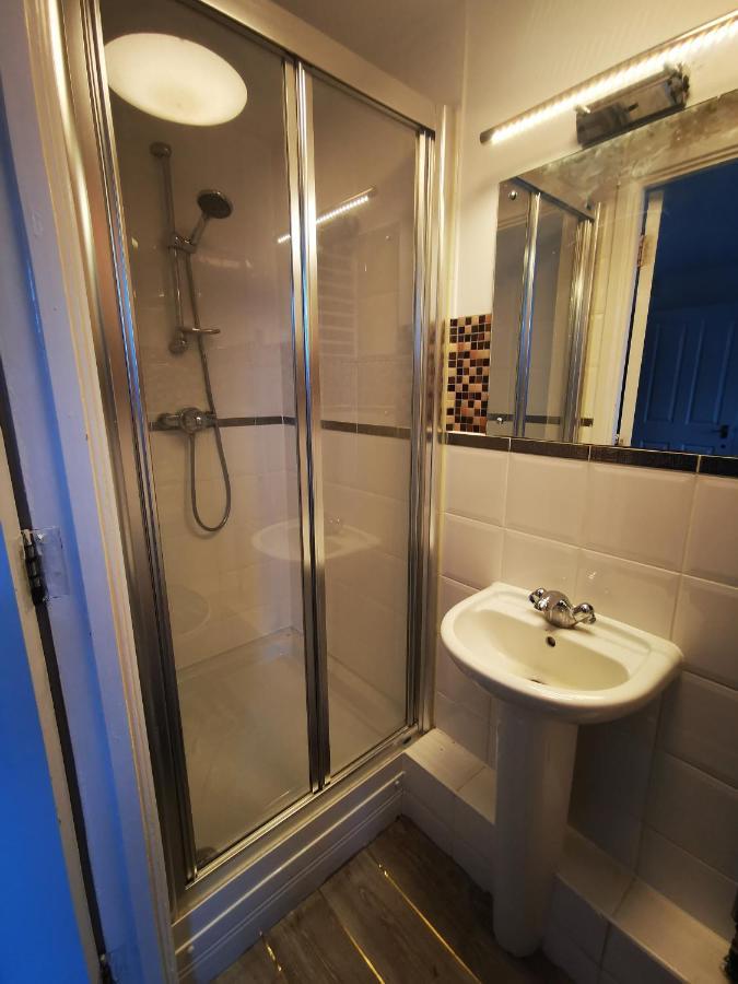 London 2 Bed 2 Bath Apartment Holiday Home - Free Parking - 3Min Walk To The Train Station - 19Min To London Liverpool Street 5Min To Victoria Line 1Gb Broadband Super Fast Internet Ground Floor 100S Of Shops Restaurants Bakeries 24-Hour Asda Superst Exterior foto