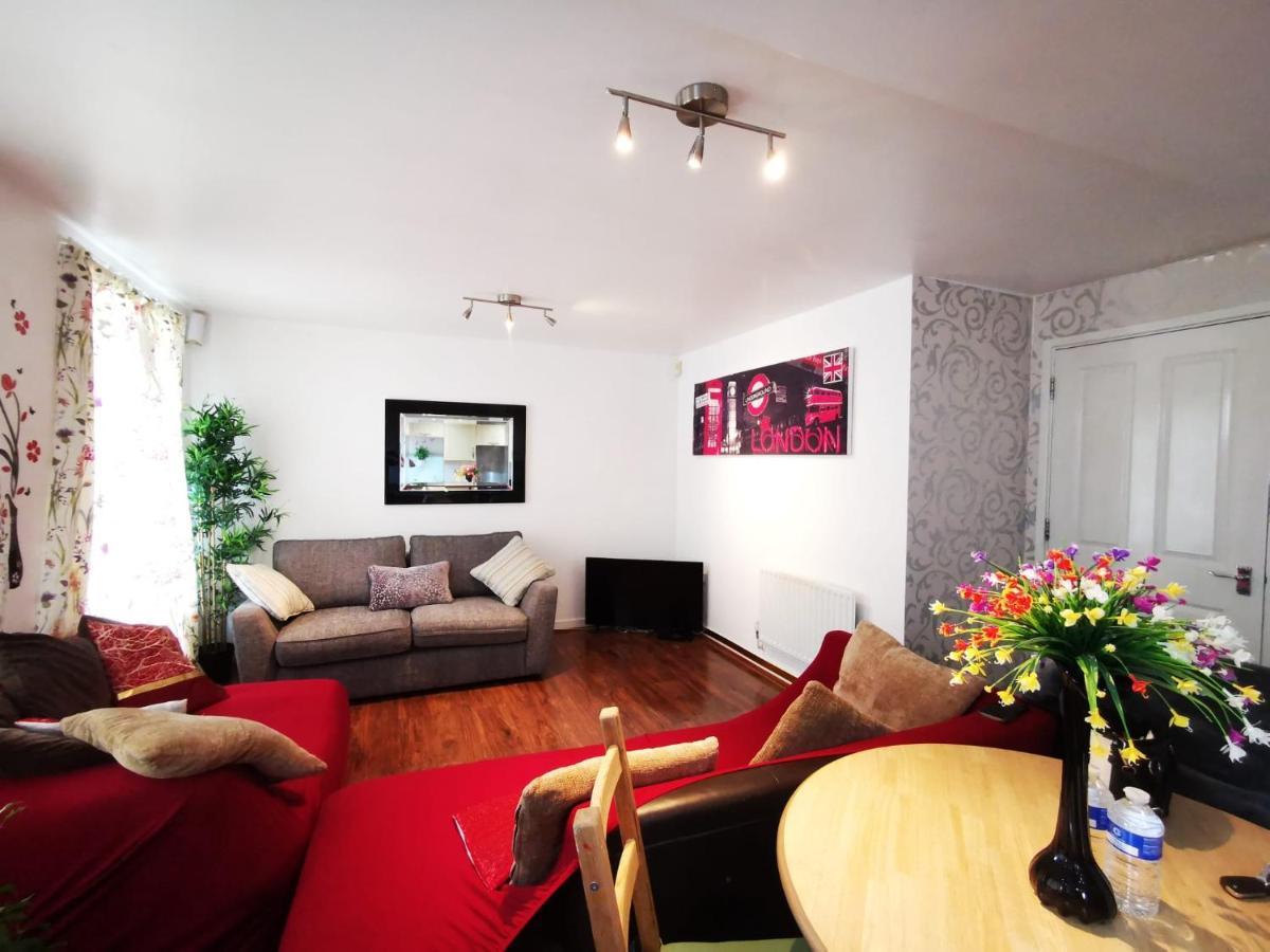 London 2 Bed 2 Bath Apartment Holiday Home - Free Parking - 3Min Walk To The Train Station - 19Min To London Liverpool Street 5Min To Victoria Line 1Gb Broadband Super Fast Internet Ground Floor 100S Of Shops Restaurants Bakeries 24-Hour Asda Superst Exterior foto