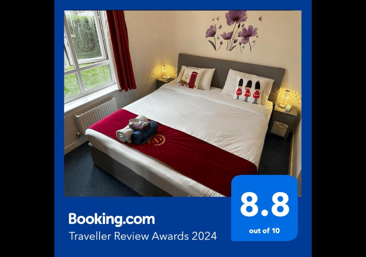 London 2 Bed 2 Bath Apartment Holiday Home - Free Parking - 3Min Walk To The Train Station - 19Min To London Liverpool Street 5Min To Victoria Line 1Gb Broadband Super Fast Internet Ground Floor 100S Of Shops Restaurants Bakeries 24-Hour Asda Superst Exterior foto