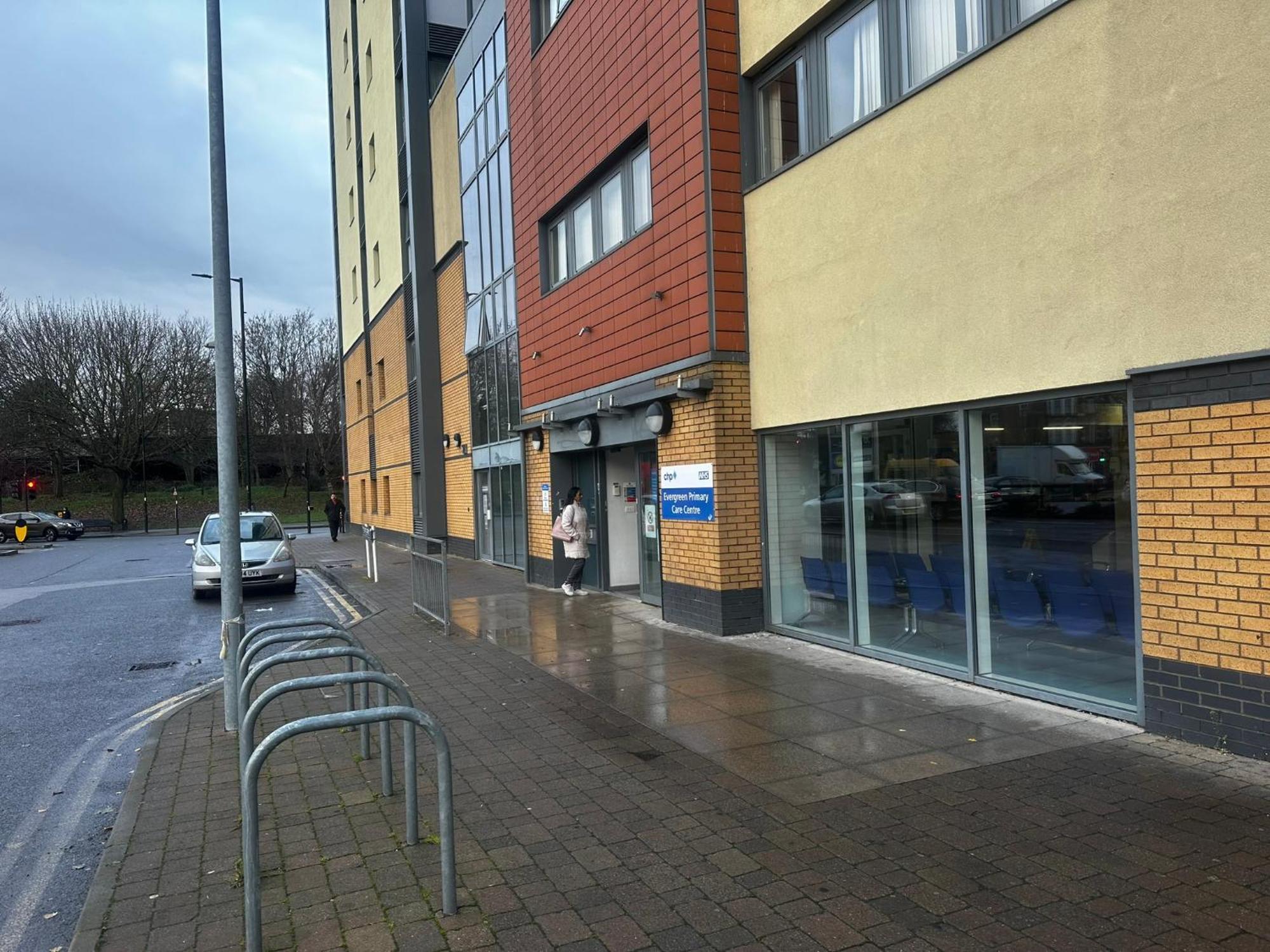 London 2 Bed 2 Bath Apartment Holiday Home - Free Parking - 3Min Walk To The Train Station - 19Min To London Liverpool Street 5Min To Victoria Line 1Gb Broadband Super Fast Internet Ground Floor 100S Of Shops Restaurants Bakeries 24-Hour Asda Superst Exterior foto