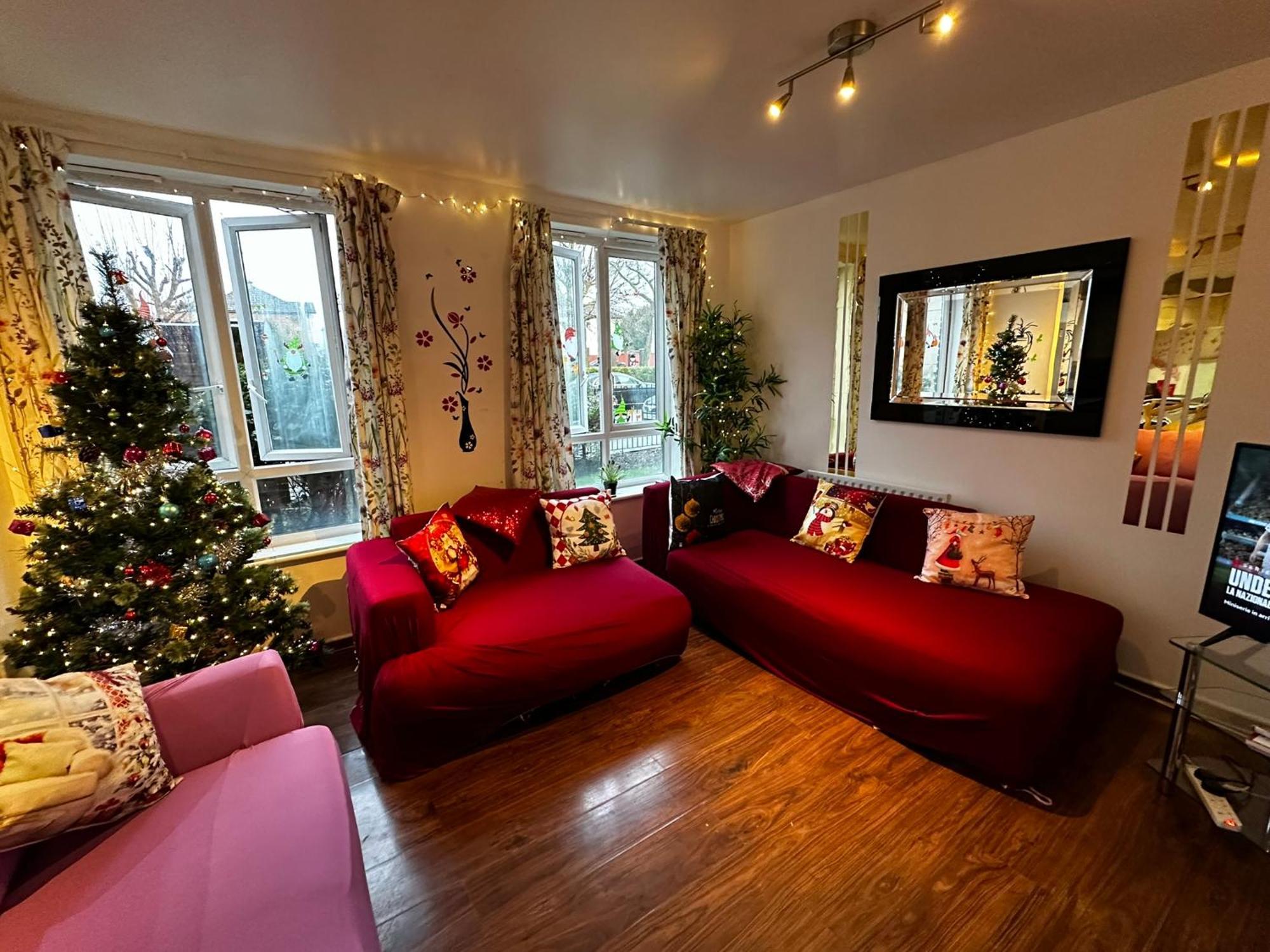 London 2 Bed 2 Bath Apartment Holiday Home - Free Parking - 3Min Walk To The Train Station - 19Min To London Liverpool Street 5Min To Victoria Line 1Gb Broadband Super Fast Internet Ground Floor 100S Of Shops Restaurants Bakeries 24-Hour Asda Superst Exterior foto