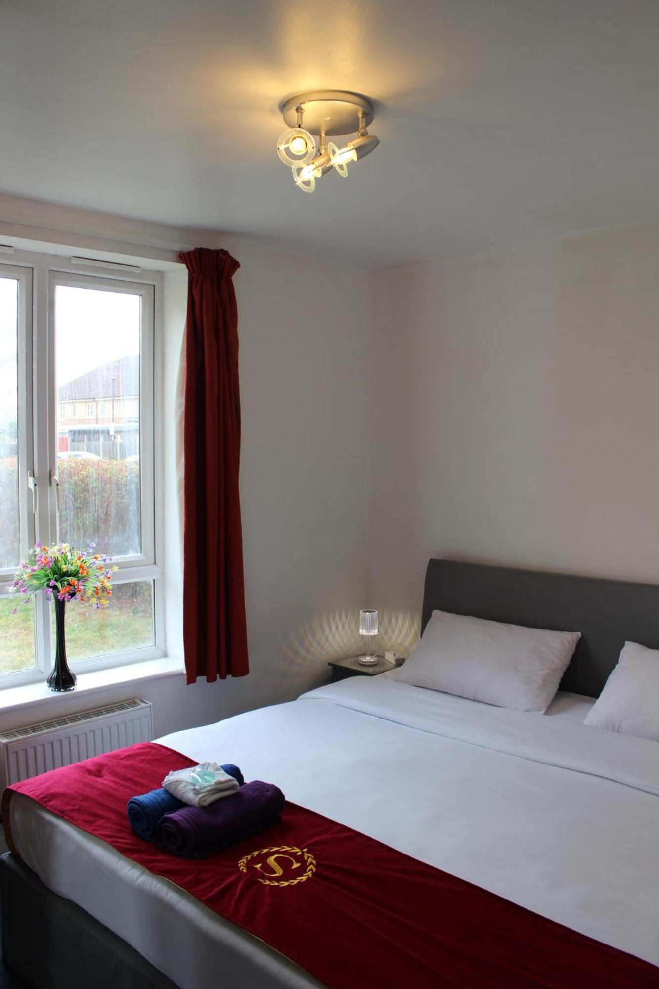 London 2 Bed 2 Bath Apartment Holiday Home - Free Parking - 3Min Walk To The Train Station - 19Min To London Liverpool Street 5Min To Victoria Line 1Gb Broadband Super Fast Internet Ground Floor 100S Of Shops Restaurants Bakeries 24-Hour Asda Superst Exterior foto