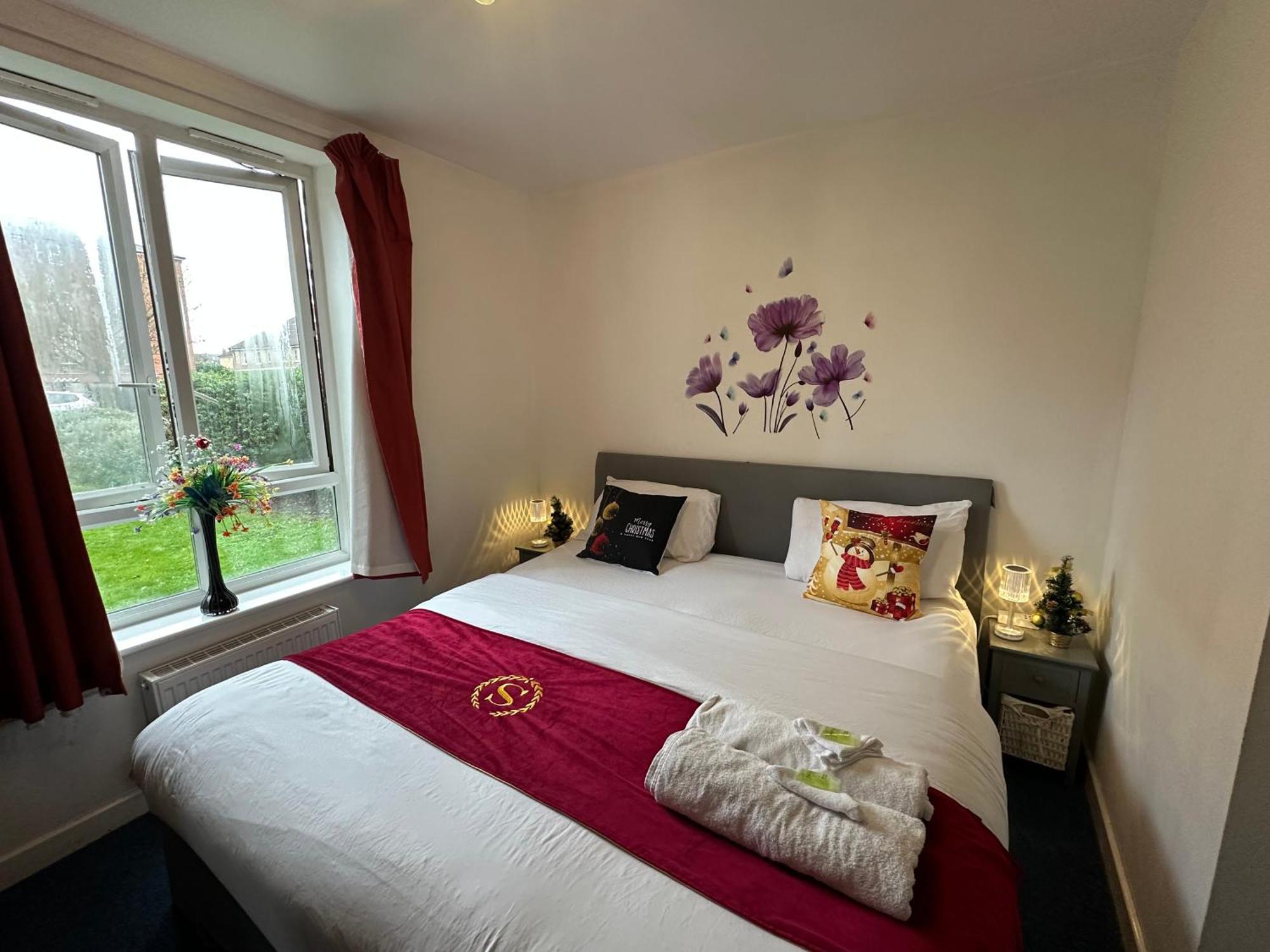 London 2 Bed 2 Bath Apartment Holiday Home - Free Parking - 3Min Walk To The Train Station - 19Min To London Liverpool Street 5Min To Victoria Line 1Gb Broadband Super Fast Internet Ground Floor 100S Of Shops Restaurants Bakeries 24-Hour Asda Superst Exterior foto