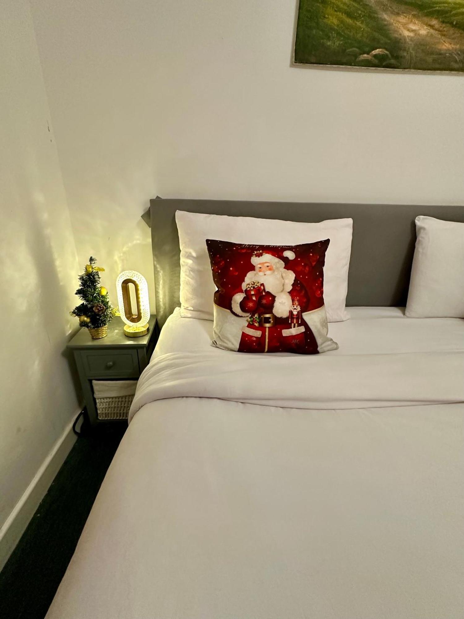 London 2 Bed 2 Bath Apartment Holiday Home - Free Parking - 3Min Walk To The Train Station - 19Min To London Liverpool Street 5Min To Victoria Line 1Gb Broadband Super Fast Internet Ground Floor 100S Of Shops Restaurants Bakeries 24-Hour Asda Superst Exterior foto