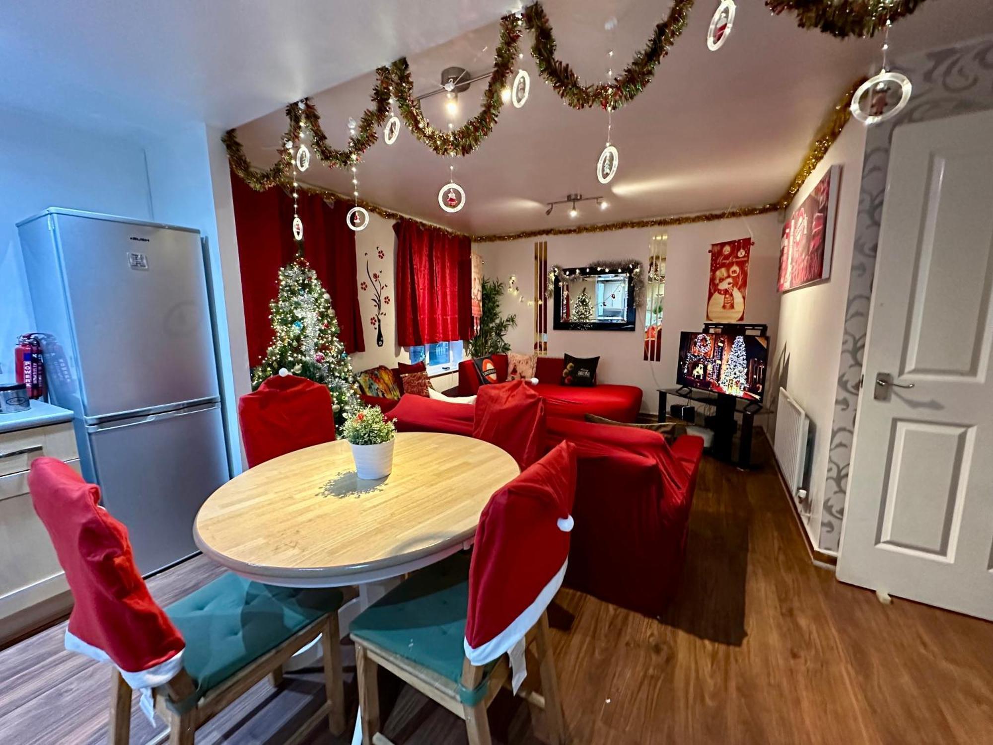 London 2 Bed 2 Bath Apartment Holiday Home - Free Parking - 3Min Walk To The Train Station - 19Min To London Liverpool Street 5Min To Victoria Line 1Gb Broadband Super Fast Internet Ground Floor 100S Of Shops Restaurants Bakeries 24-Hour Asda Superst Exterior foto