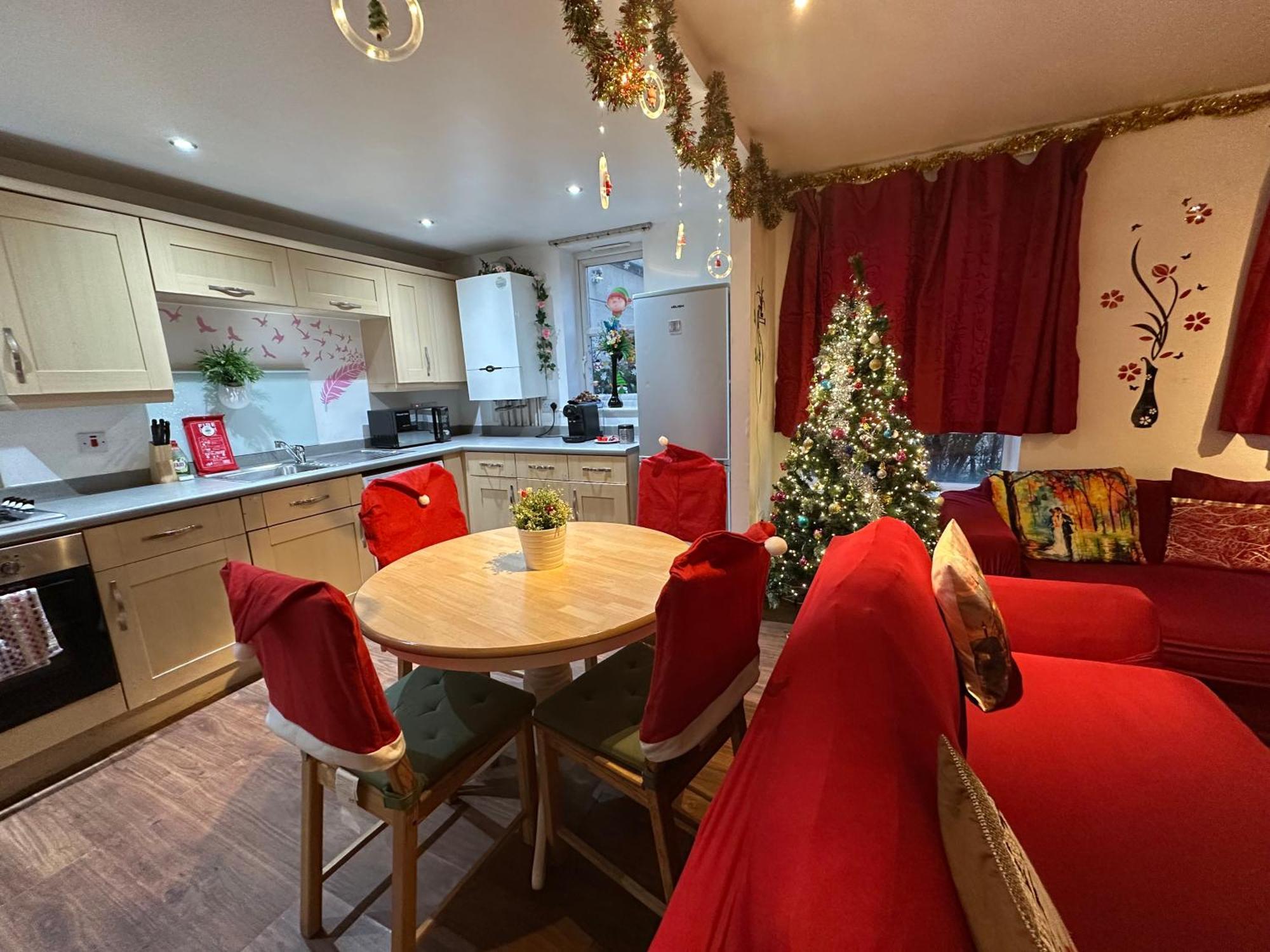 London 2 Bed 2 Bath Apartment Holiday Home - Free Parking - 3Min Walk To The Train Station - 19Min To London Liverpool Street 5Min To Victoria Line 1Gb Broadband Super Fast Internet Ground Floor 100S Of Shops Restaurants Bakeries 24-Hour Asda Superst Exterior foto